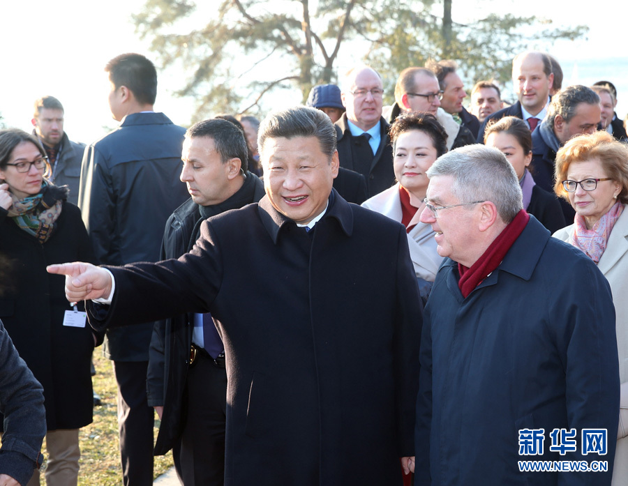 1月18日，國家主席習近平在瑞士洛桑國際奧林匹克博物館會見國際奧林匹克委員會主席巴赫。這是會見后，習近平和夫人彭麗媛在巴赫主席夫婦陪同下，參觀國際奧林匹克博物館。新華社記者 姚大偉 攝