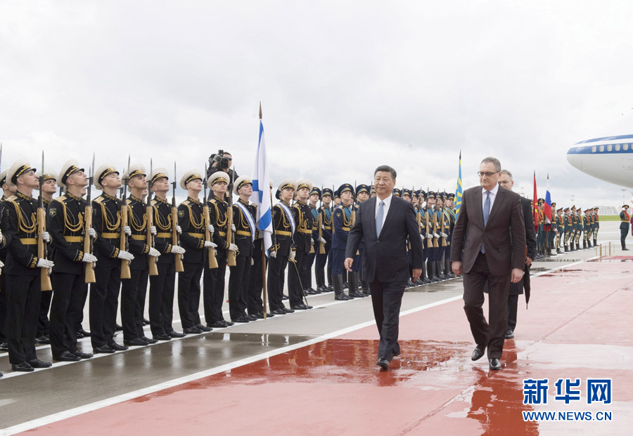 7月3日，國家主席習近平乘專機抵達莫斯科，開始對俄羅斯聯(lián)邦進行國事訪問。這是習近平出席機場歡迎儀式。 新華社記者 李學仁 攝