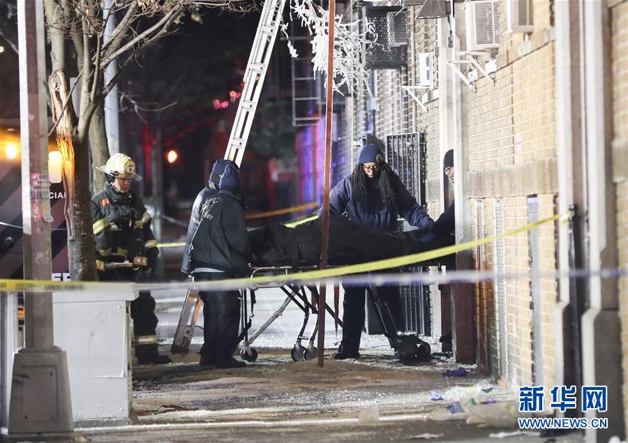 （國際）（8）紐約一公寓發(fā)生火災　至少12人死亡