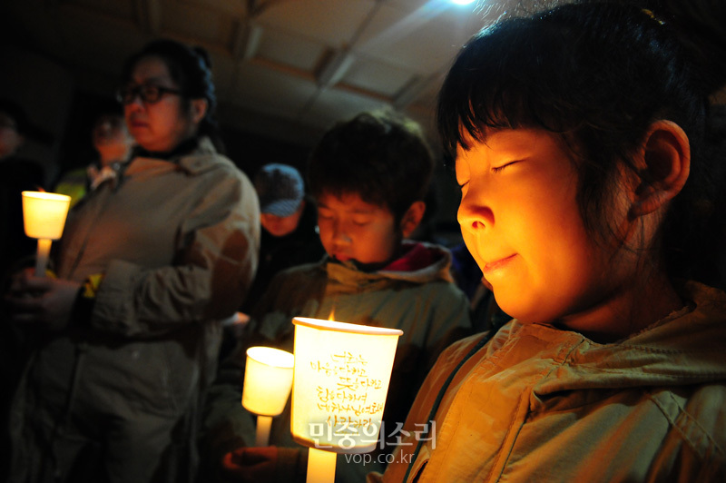 韓市民在檀元高中舉行燭光祈愿會 為遇難者祈福