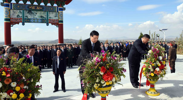 劉云山赴安州祭掃中國(guó)人民志愿軍烈士陵園