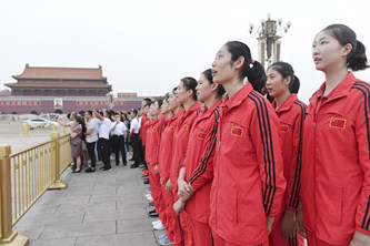 中國女排在天安門廣場(chǎng)觀看升國旗儀式