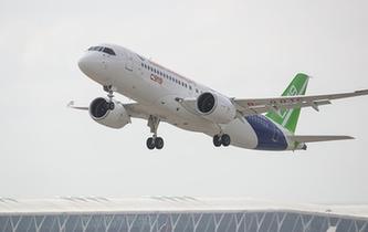 C919大型客機102架機轉場東營試飛基地