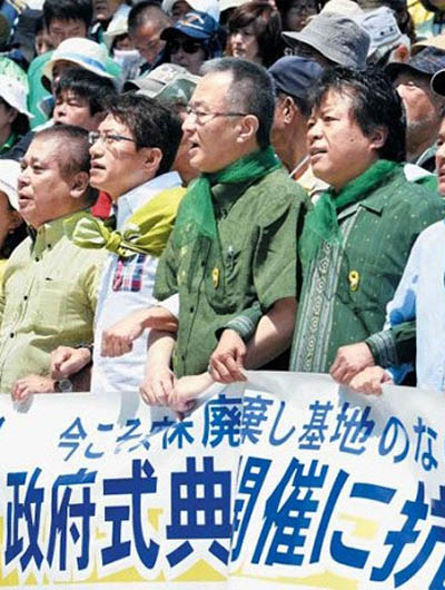 安倍呼"天皇萬歲"激怒沖繩民眾