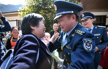 西部戰(zhàn)區(qū)空軍官兵代表回訪汶川